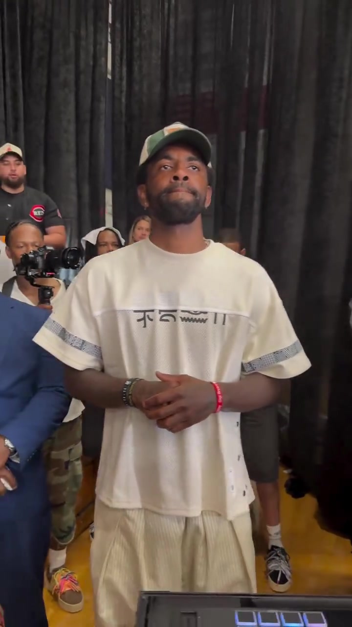 欧文现身TNC观看比斯利大战史蒂芬森比赛