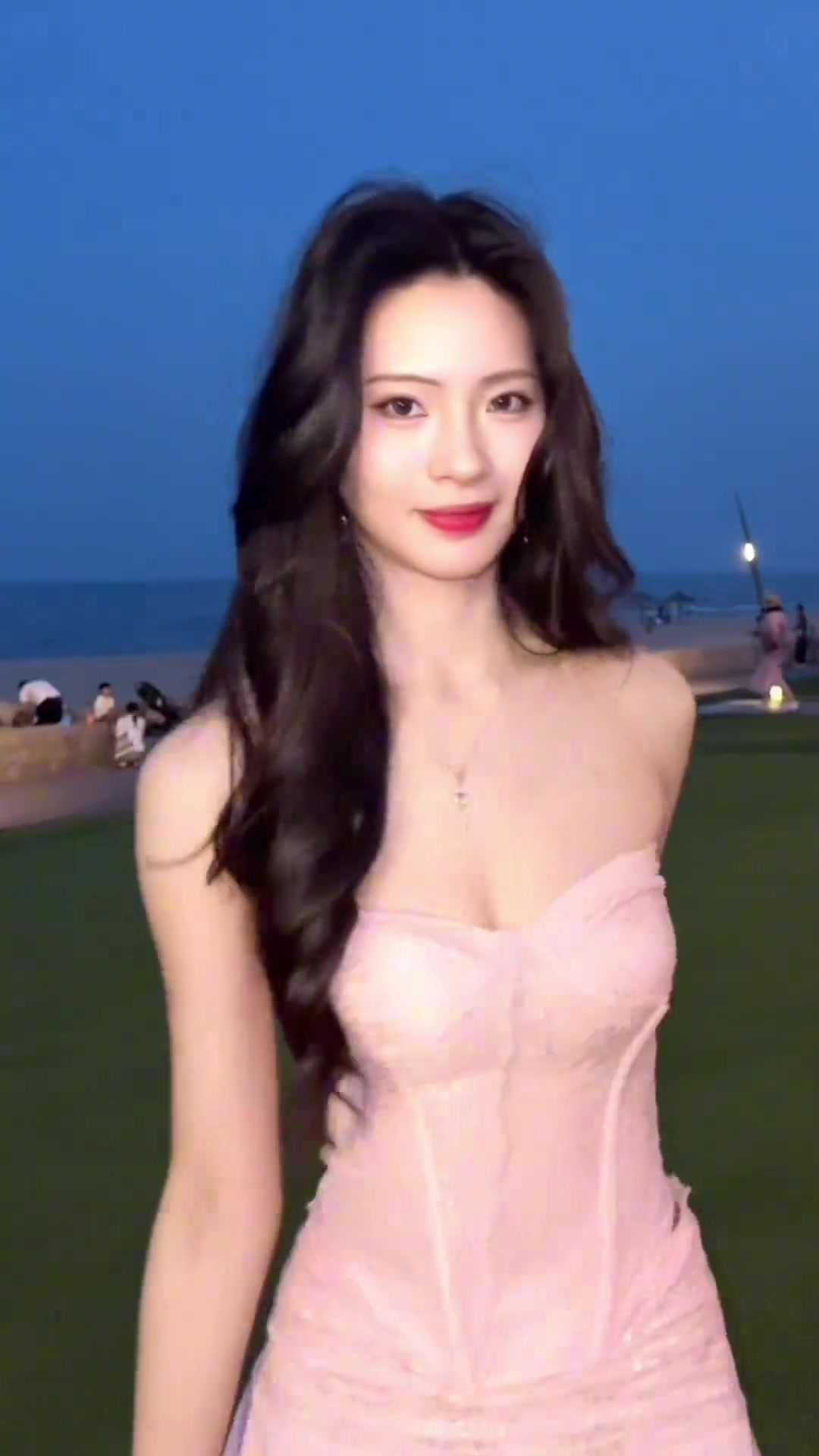 美女登密盼盼一身粉色裙子穿搭现身海边你喜欢大海 我喜欢浪