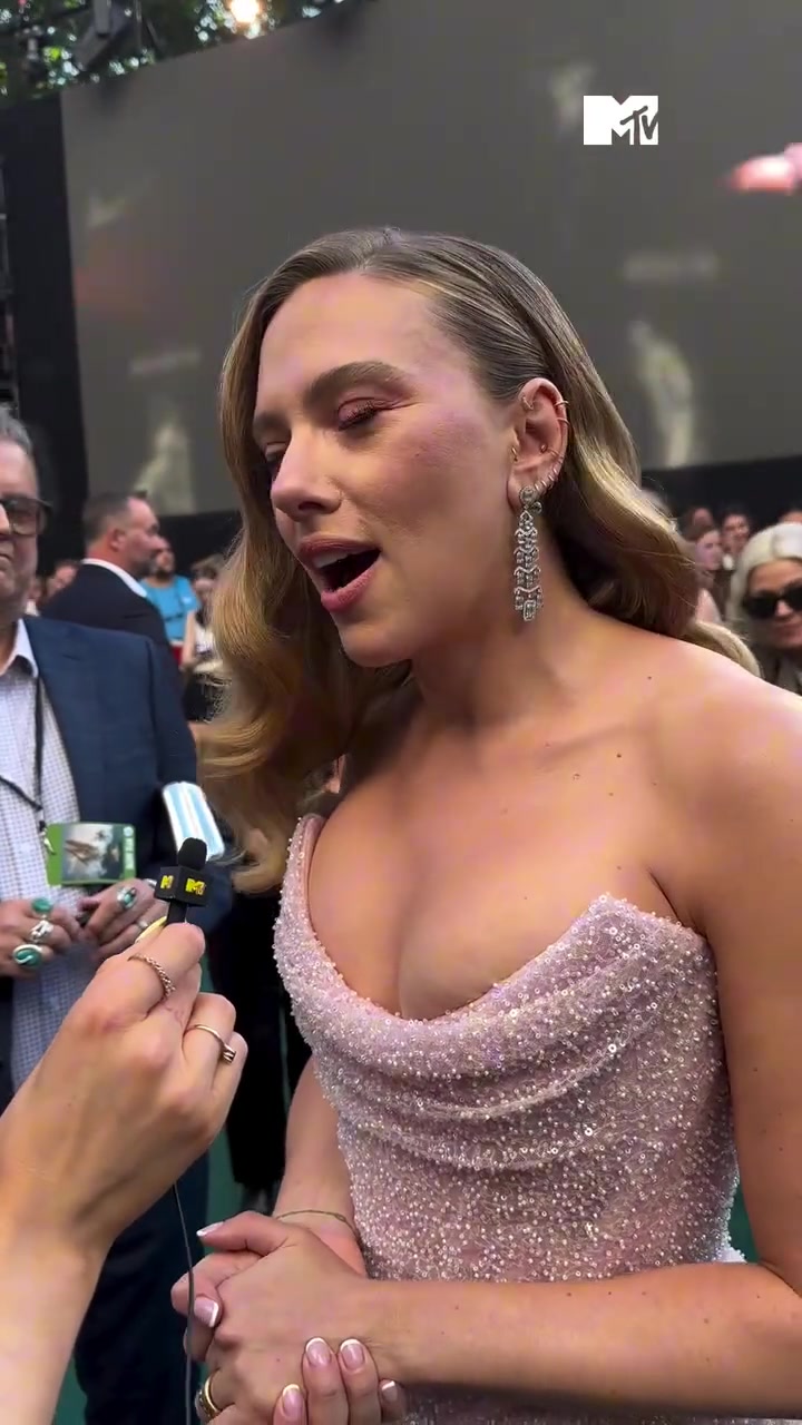 最美詹密斯嘉丽 怼脸拍也发现了岁月的痕迹