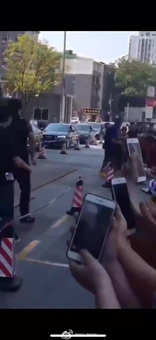 18年库里中国行库里在酒店门口跟场外球迷互动 保安拉都拉不住