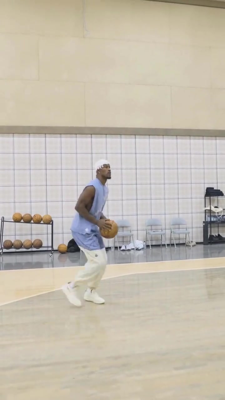 巴哥沉迷训练又整了个稀奇古怪的造型