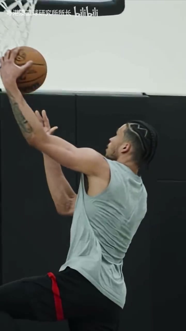 杨瀚森防守端的搭档开拓者外线大锁卡马拉近期的训练视频