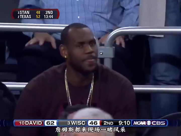 库里大学时期疯三的录像当时詹姆斯还去了现场观战