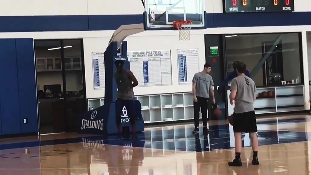 不谈季后赛表现恩比德的技术动作算得上内线天花板了