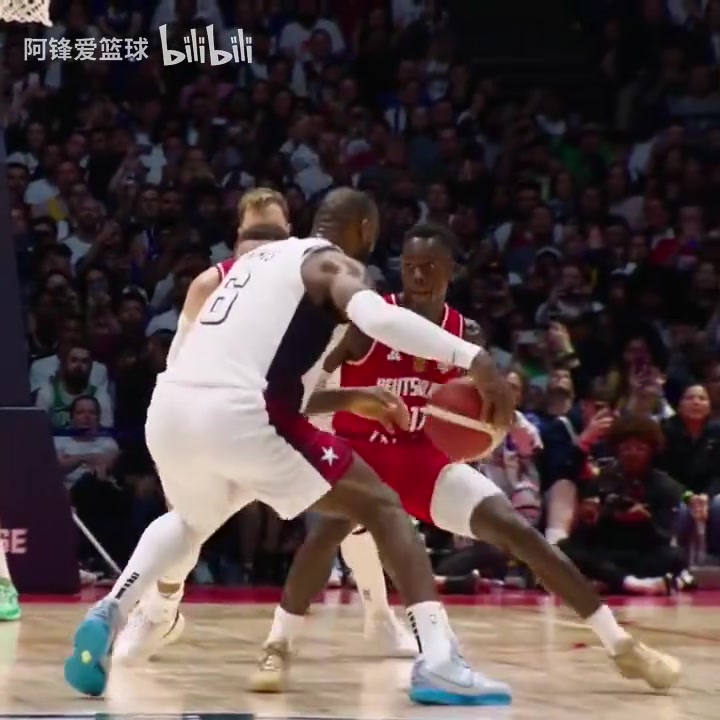 慢镜头看詹姆斯大打小篮下展现教科书式脚步华子太逗了