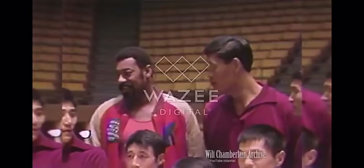 早年张伯伦与中国篮坛巨人穆铁柱合影张卫平也在其中