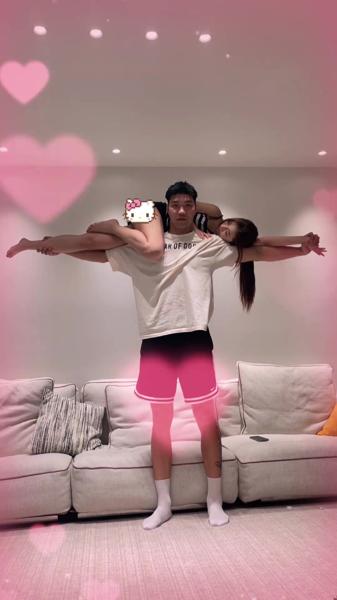 王增杰妻子晒十字举秀恩爱他的表情好像不太高兴呢