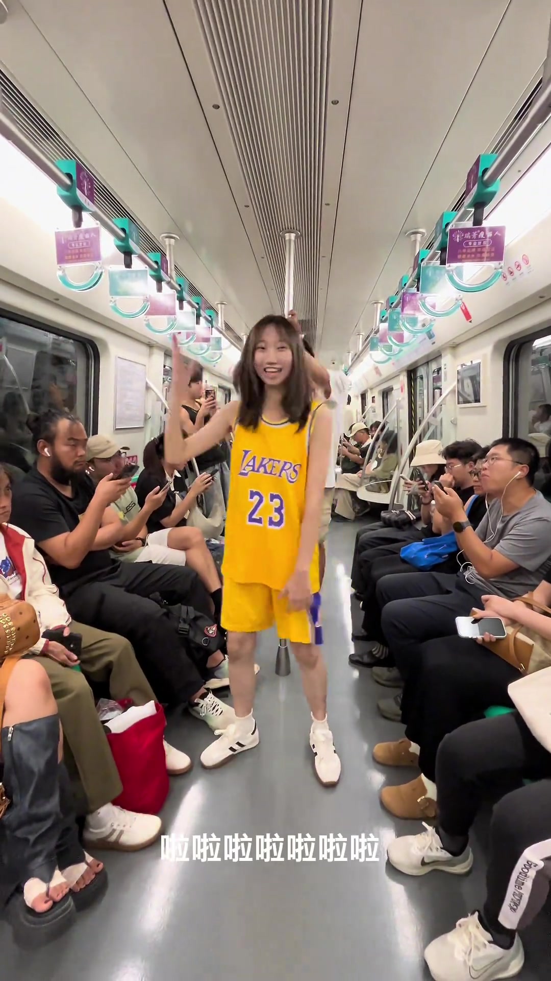 妹子你穿着老詹的球衣唱着库里之歌在人群之中社牛死了