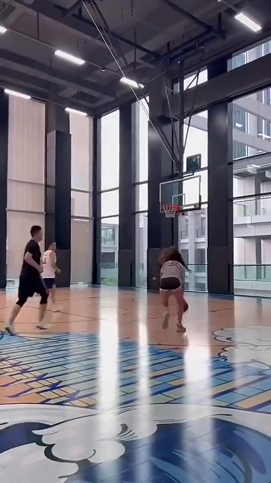 卧槽大妹子这块头这球技是野球场李梦