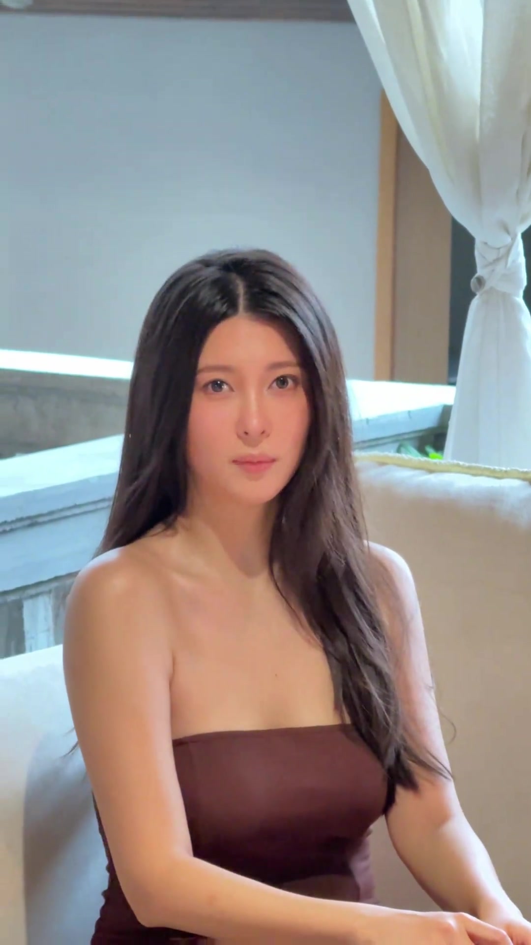 身材真顶啊刘晓宇前女友钟鹿纯一身露肩裙穿搭爱只是一个天气