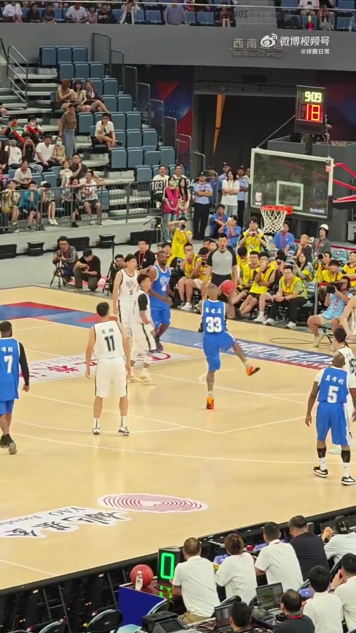 库兹马对王哲林还是太心软了晃飞了之后居然没出手传了出去