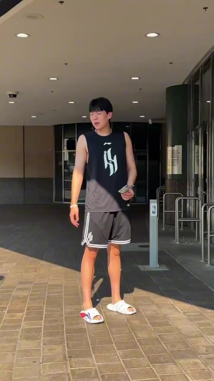 粉丝福利吗新赛季即将开始 杨瀚森来到球迷商店买点新装备