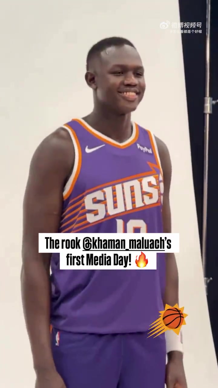 杨瀚森的好哥们马卢阿奇身穿太阳球衣拍摄定妆照笑容满面