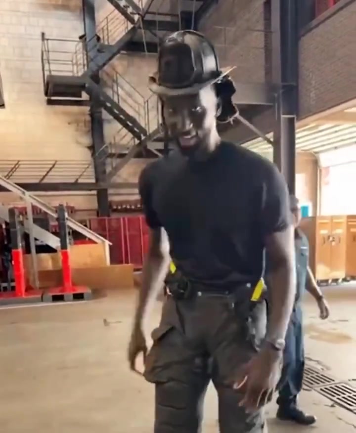 2米29的法尔去当消防员架云梯都方便了许多