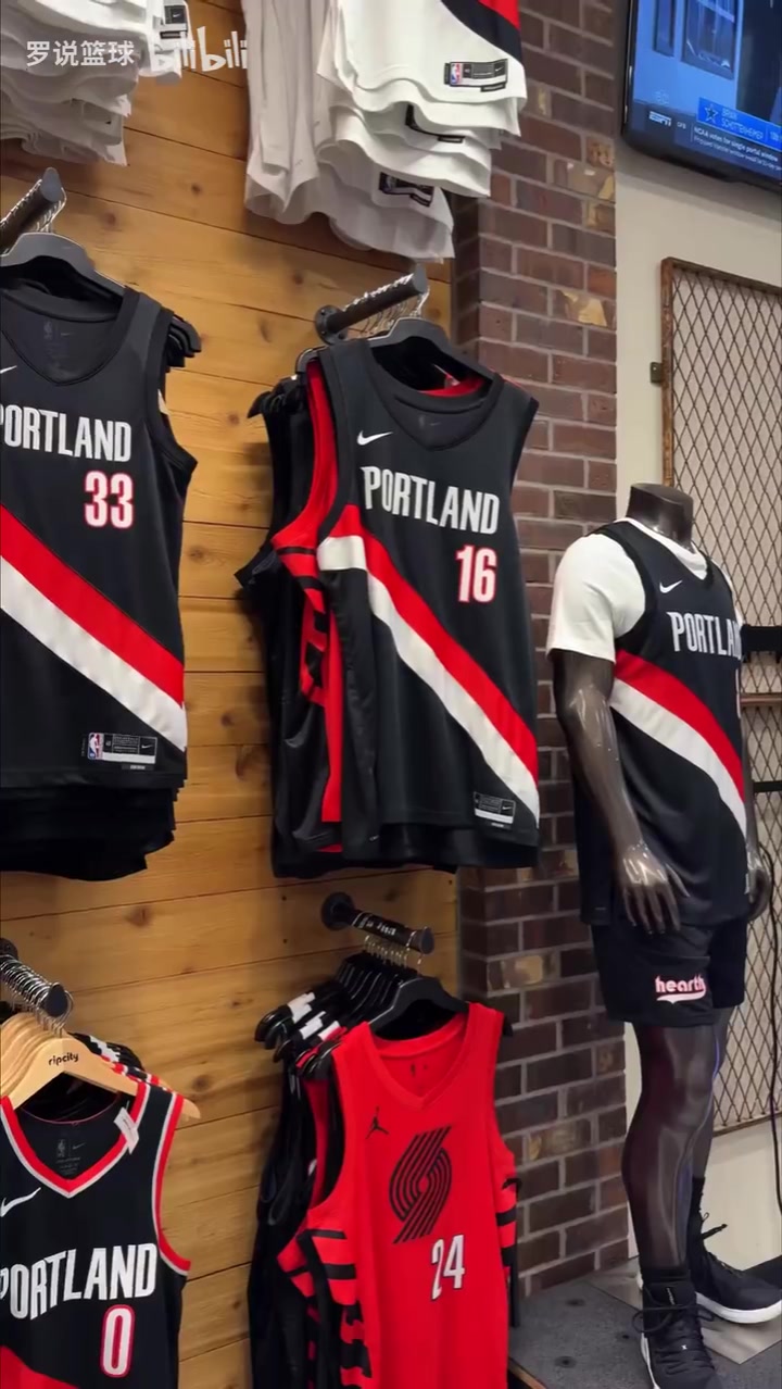 试戴帽子太搞笑杨瀚森逛开拓者球迷商店买16号球衣送人