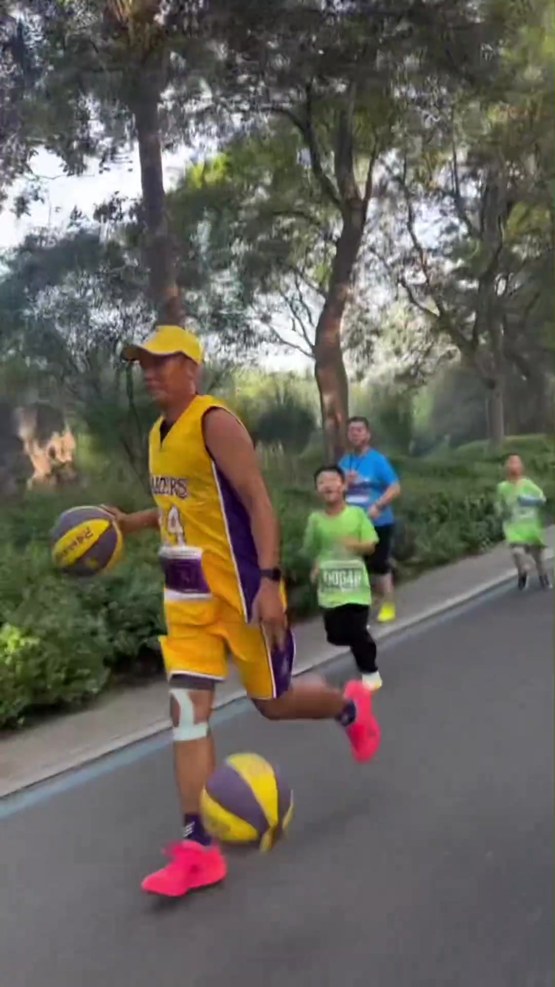 一般人搞不定科密参加半程马拉松以双手运球方式完赛致敬科比
