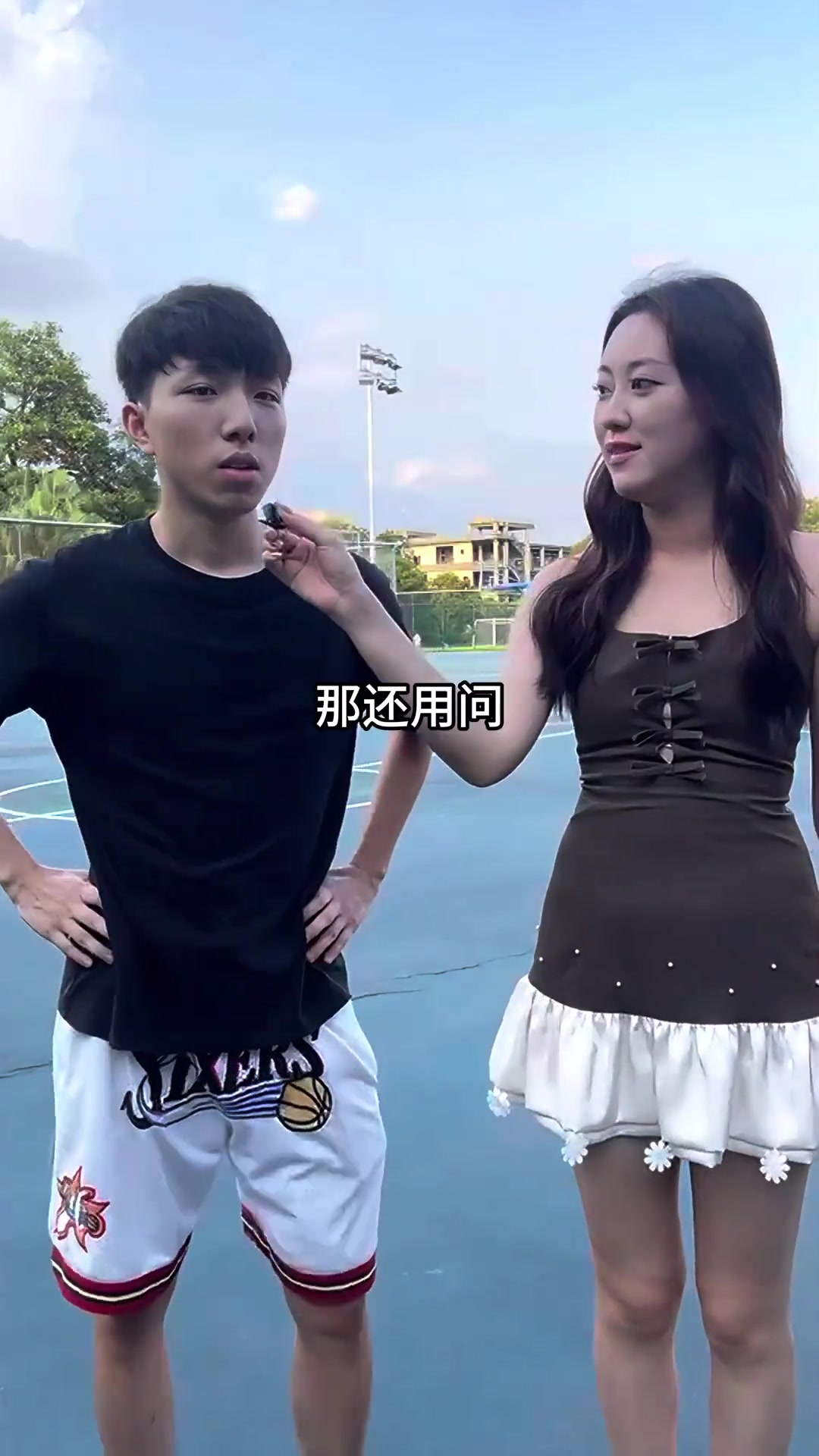 小姐姐采访路人科比和库里 谁更应该进NBA历史前10