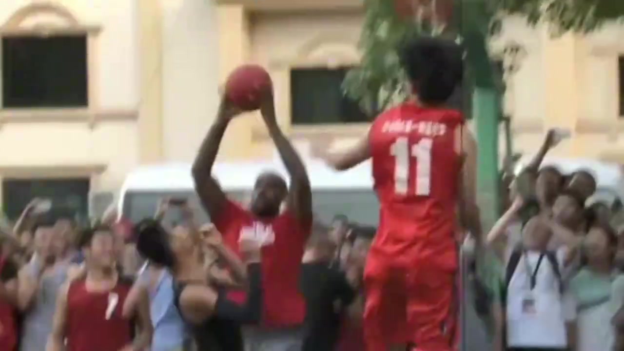 亲民詹姆斯此前中国行与大学生球迷同场比赛 展示素质暴力劈扣