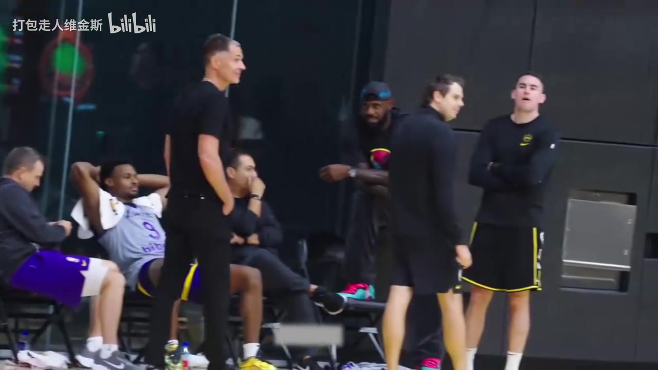 长视频大换血后湖人新赛季首次合练艾顿小里成焦点