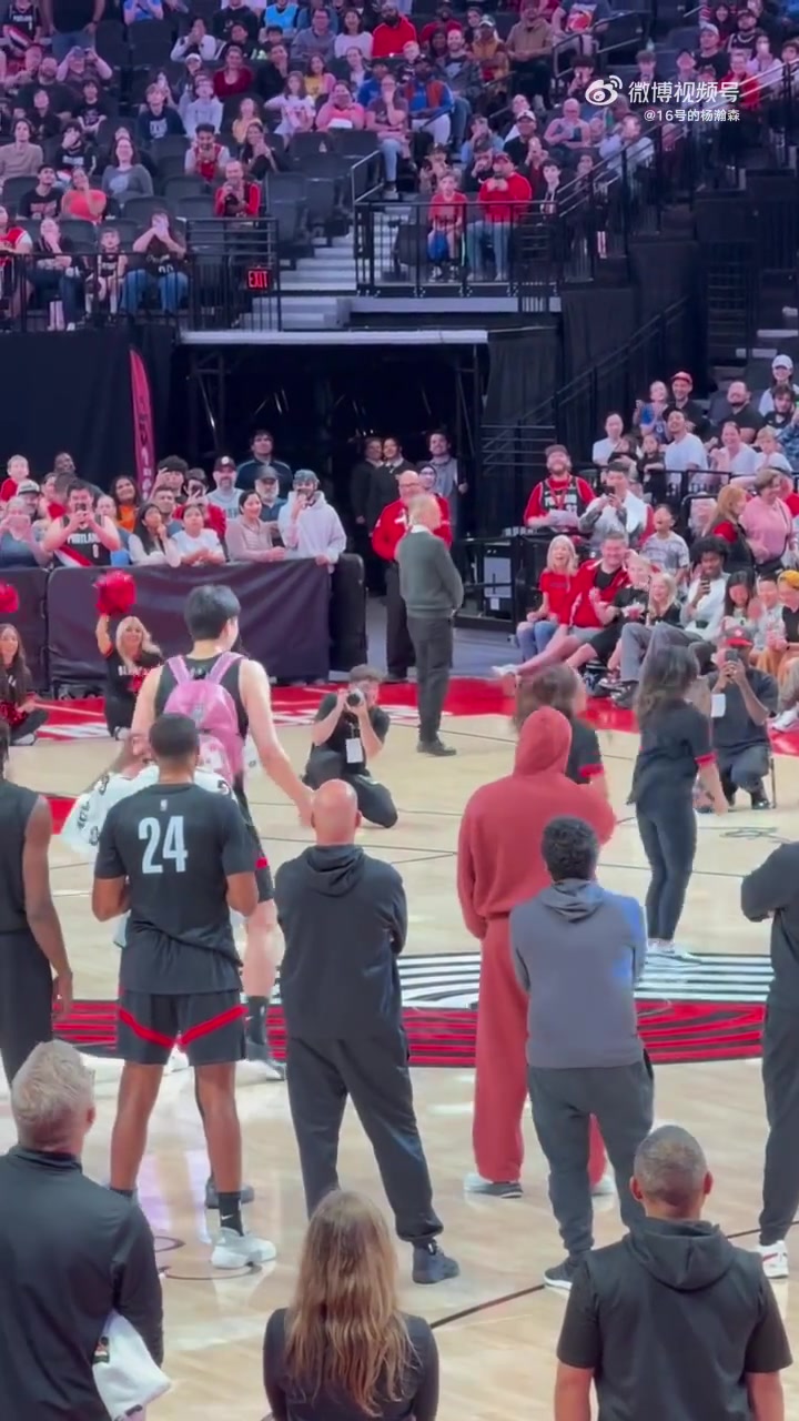 太老实了杨瀚森全神贯注盯着啦啦队的动作并认真模仿跳了起来