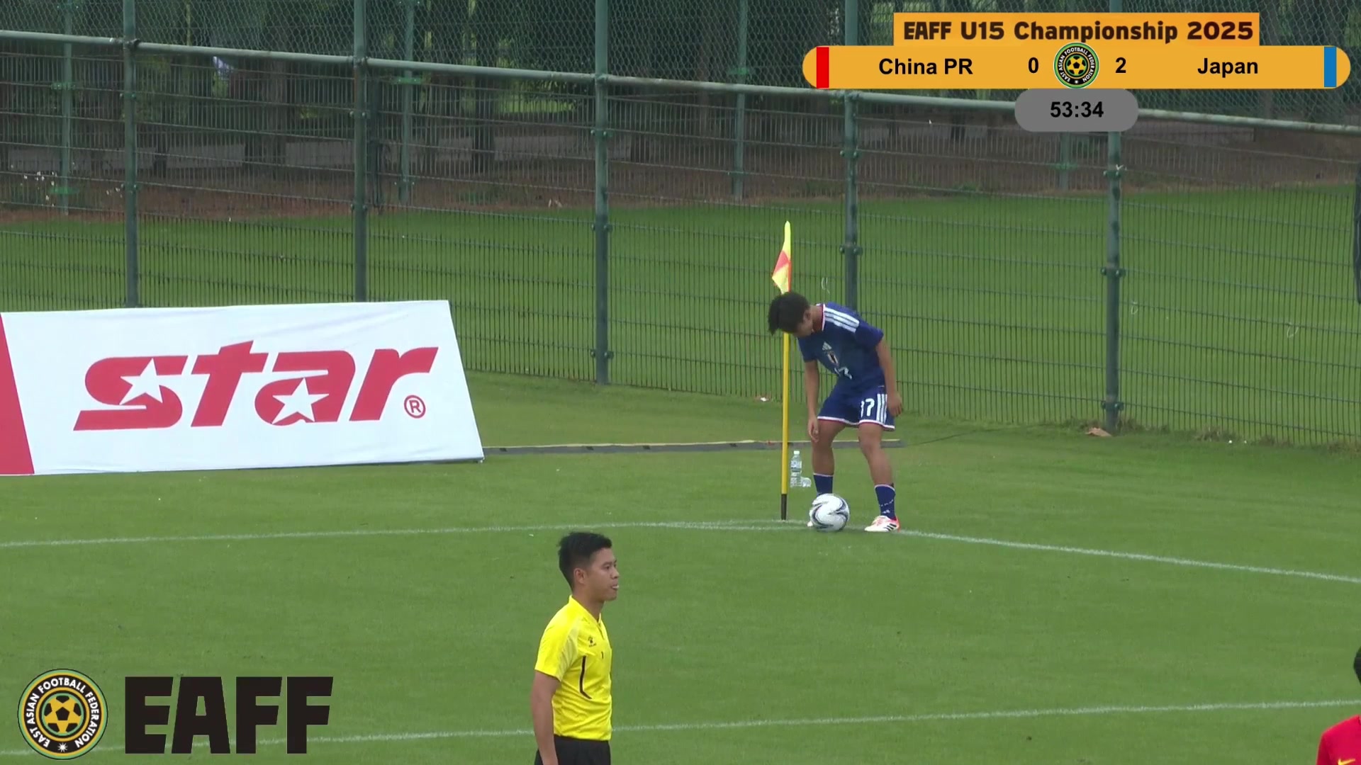 场边的中国球迷为U15敲鼓呐喊加油中国队加油中国队