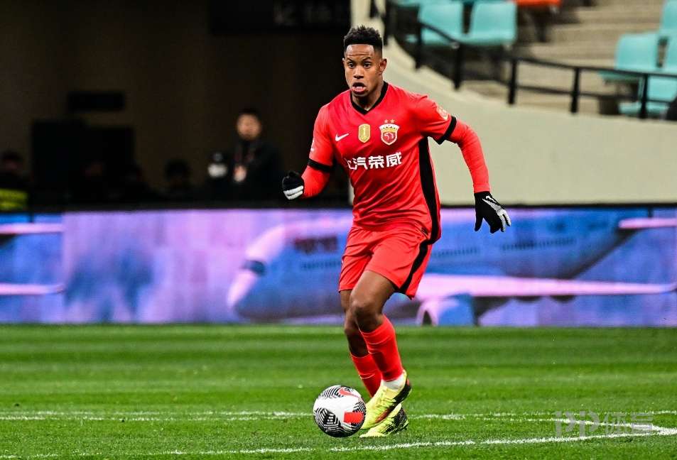 李璇:听说茹萨将去成都蓉城 周定洋留队的可能性也不小