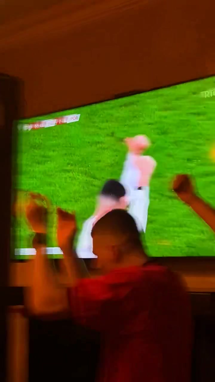 爱尔兰酒吧内球迷对C罗红牌的反应