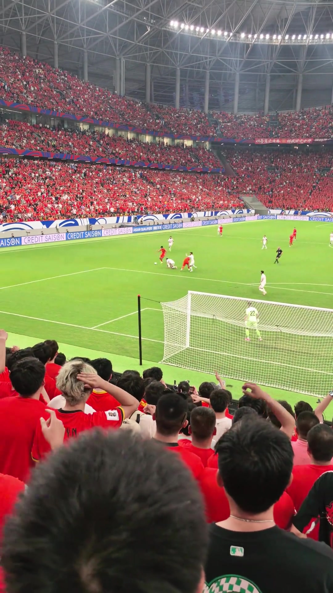 实拍韩鹏飞硬抗巴林后卫国安大将王子铭高速突破造点球