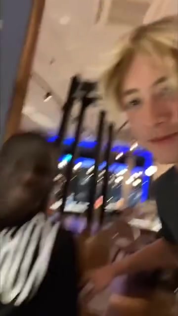 人格魅力满分名场面坎特与服务员合影并为他签名