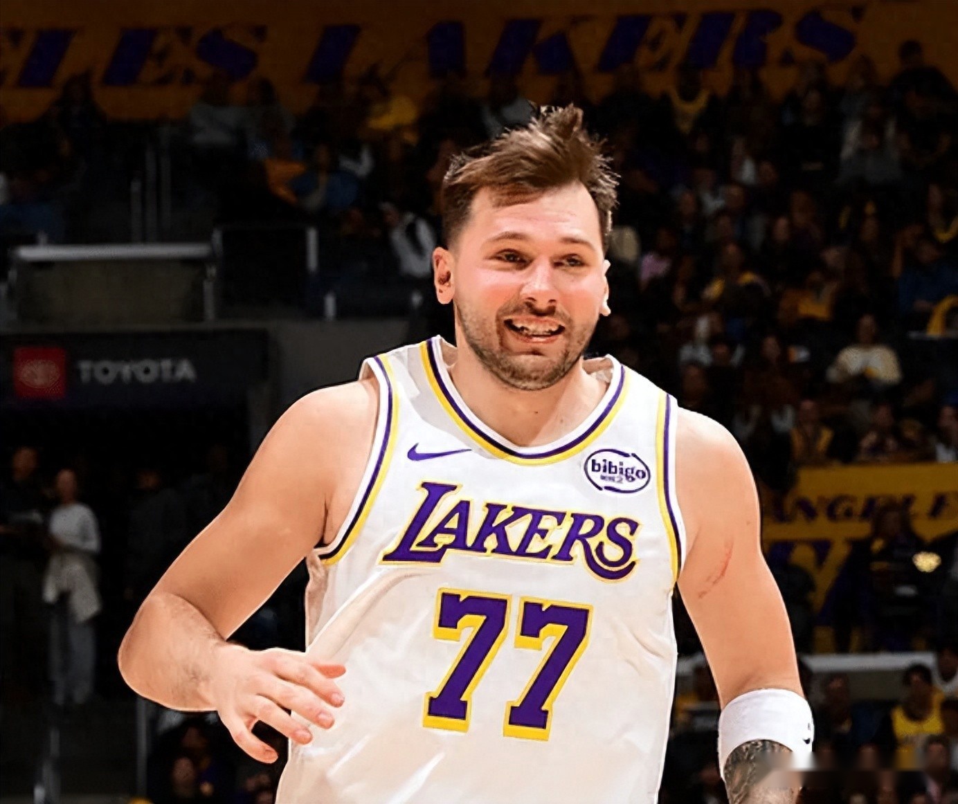 湖人大胜国王！6人上双，东契奇詹姆斯合砍58分，防守终获蜕变！