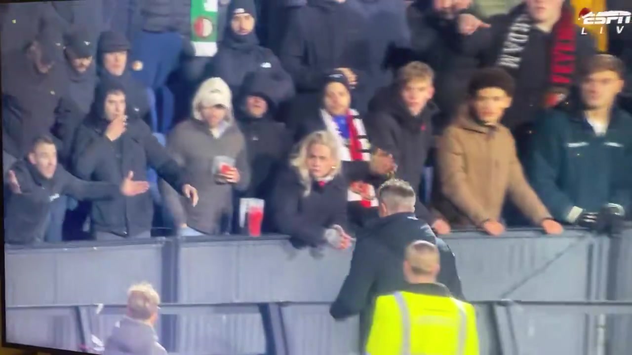 近9场吞7负费耶诺德球迷训话范佩西后者俯身倾听频频点头