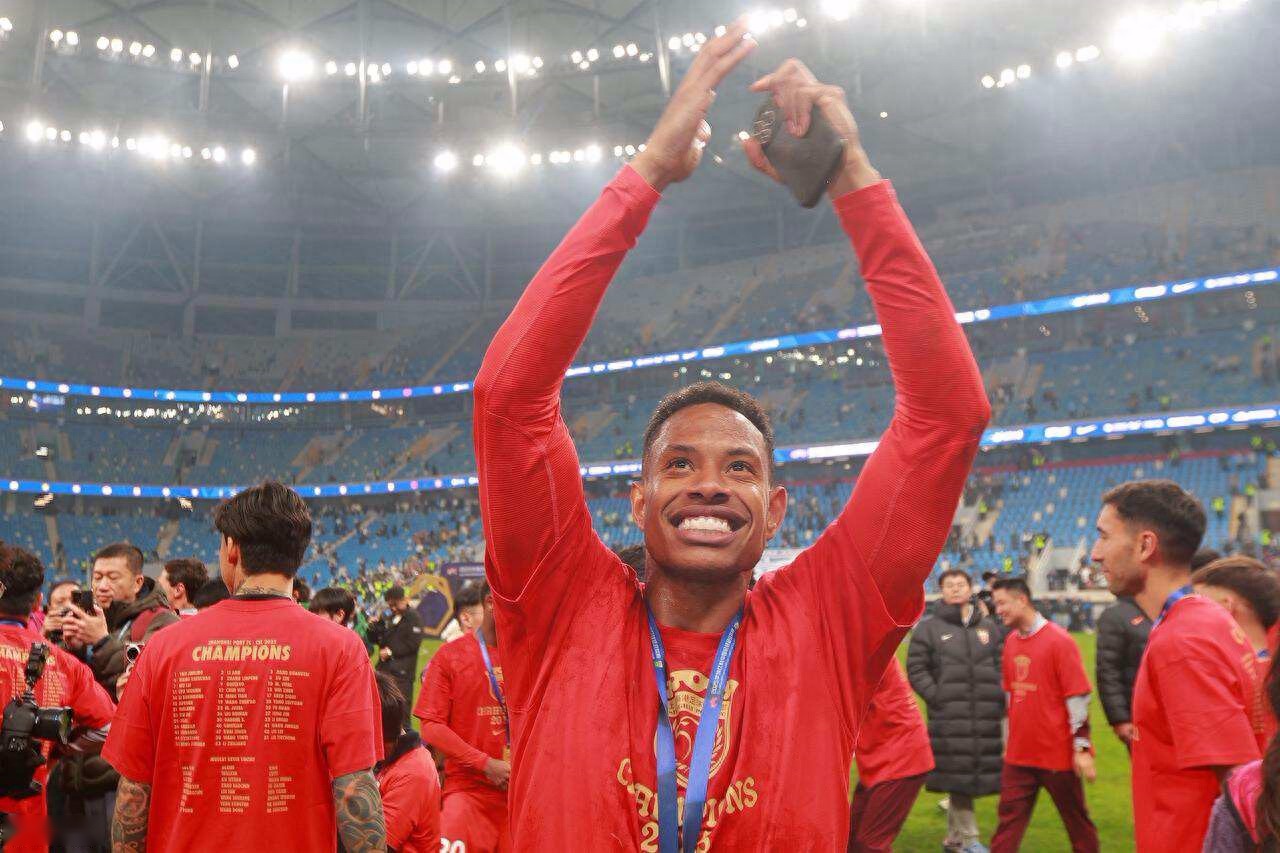 茹萨跟上港合同还没到期!成都蓉城就要出手引进他,球迷为此热议