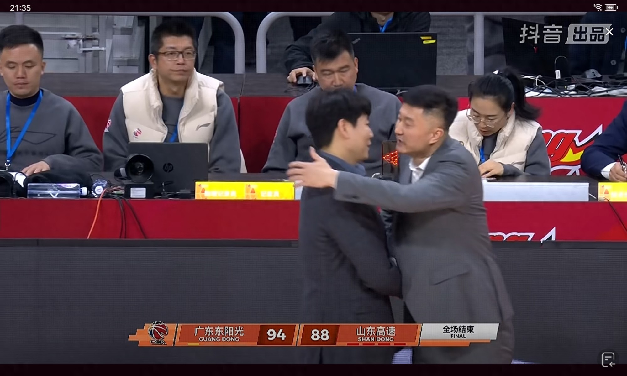 高诗岩关键三分球不进，邱彪咬牙切齿，接着面对低头谢罪者给安慰
