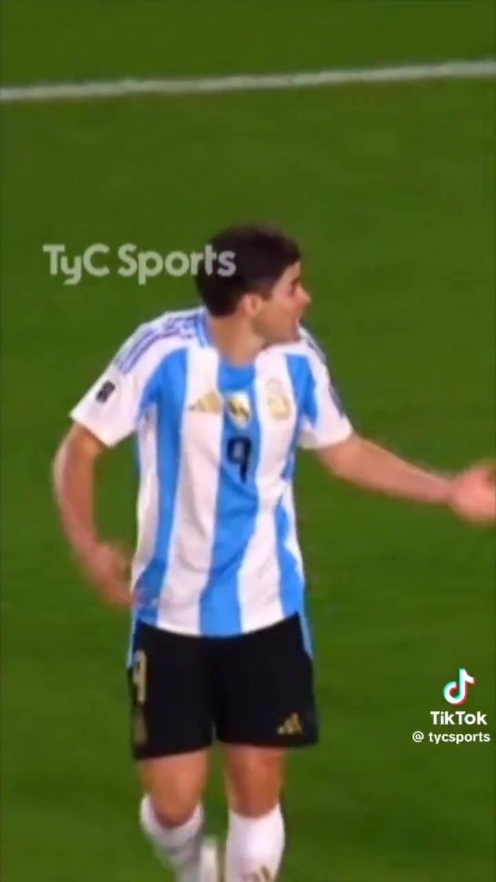 小蜘蛛羞辱桑切斯你在哪儿都踢不上球