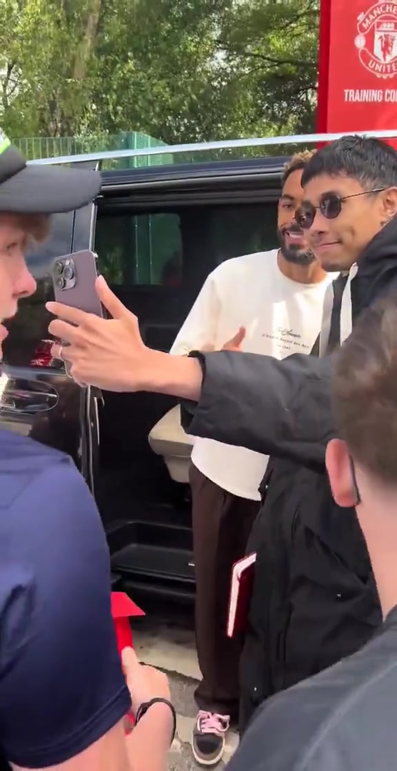 库尼亚在卡灵顿门口不少球迷在堵他并拍照合影