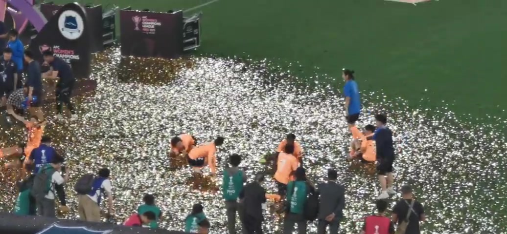 捧完杯后武汉女足球员们在金色彩带上打滚