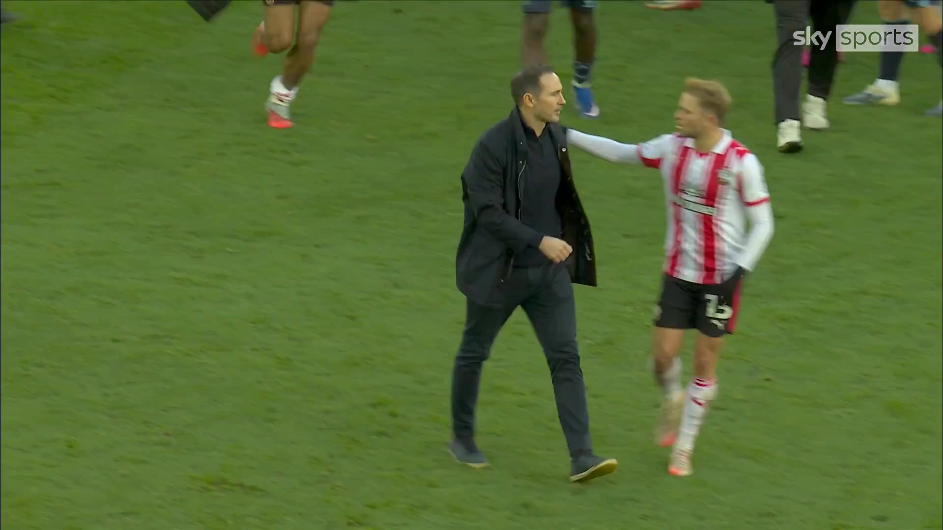 因不满庆祝动作赛后南安普顿的球员们追着找兰帕德理论