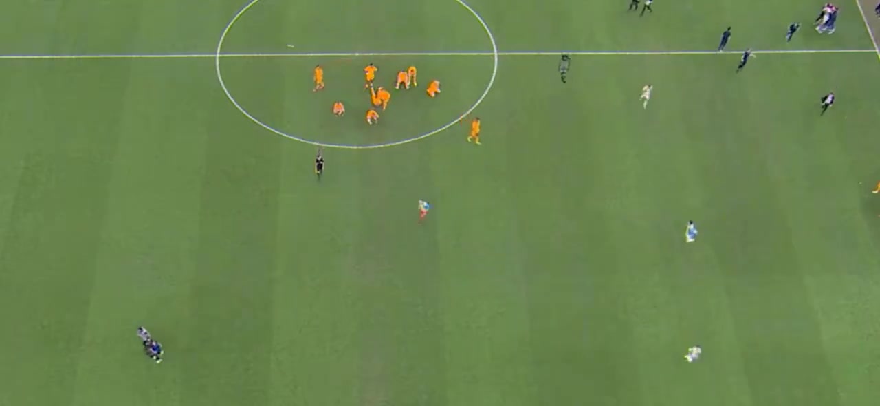 冤家阿库尼亚和邓弗里斯之间发生的事情就是世界杯开始的