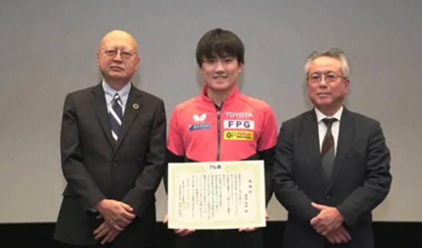 奖励豪车+奖金！张本智和获大奖，向日本人发誓：世乒赛还要夺冠