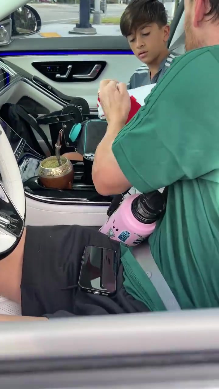 梅西为河床球迷签名球迷圆梦瞬间激动不已