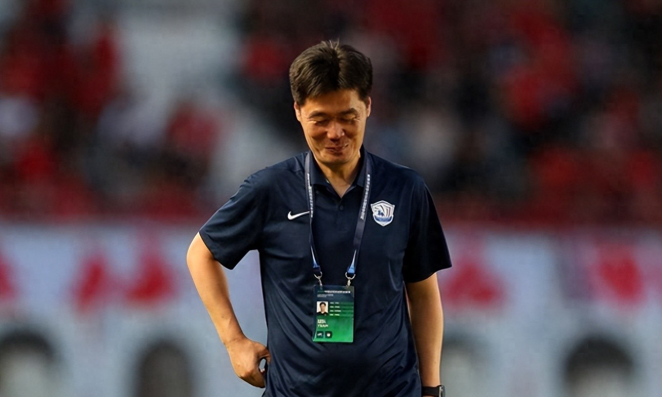 真抢手！前国足主帅一离任就遭5家俱乐部哄抢，专业保级救火教练