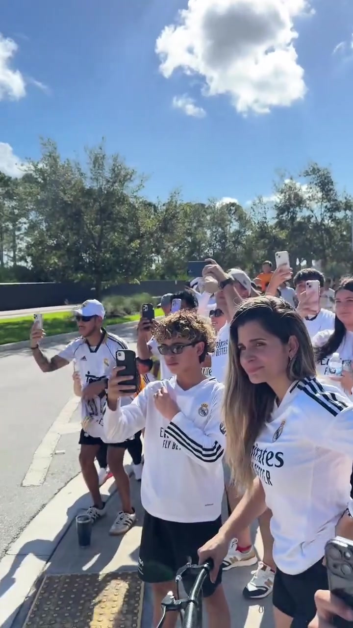 这车没窗户皇马大巴抵达美国路边吃瓜群众阵阵欢呼